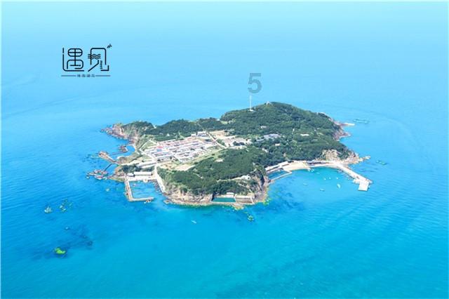 黄磊老婆晒多多妹妹臭美照，偷穿妈妈高跟鞋，配碎花裙复古俏皮